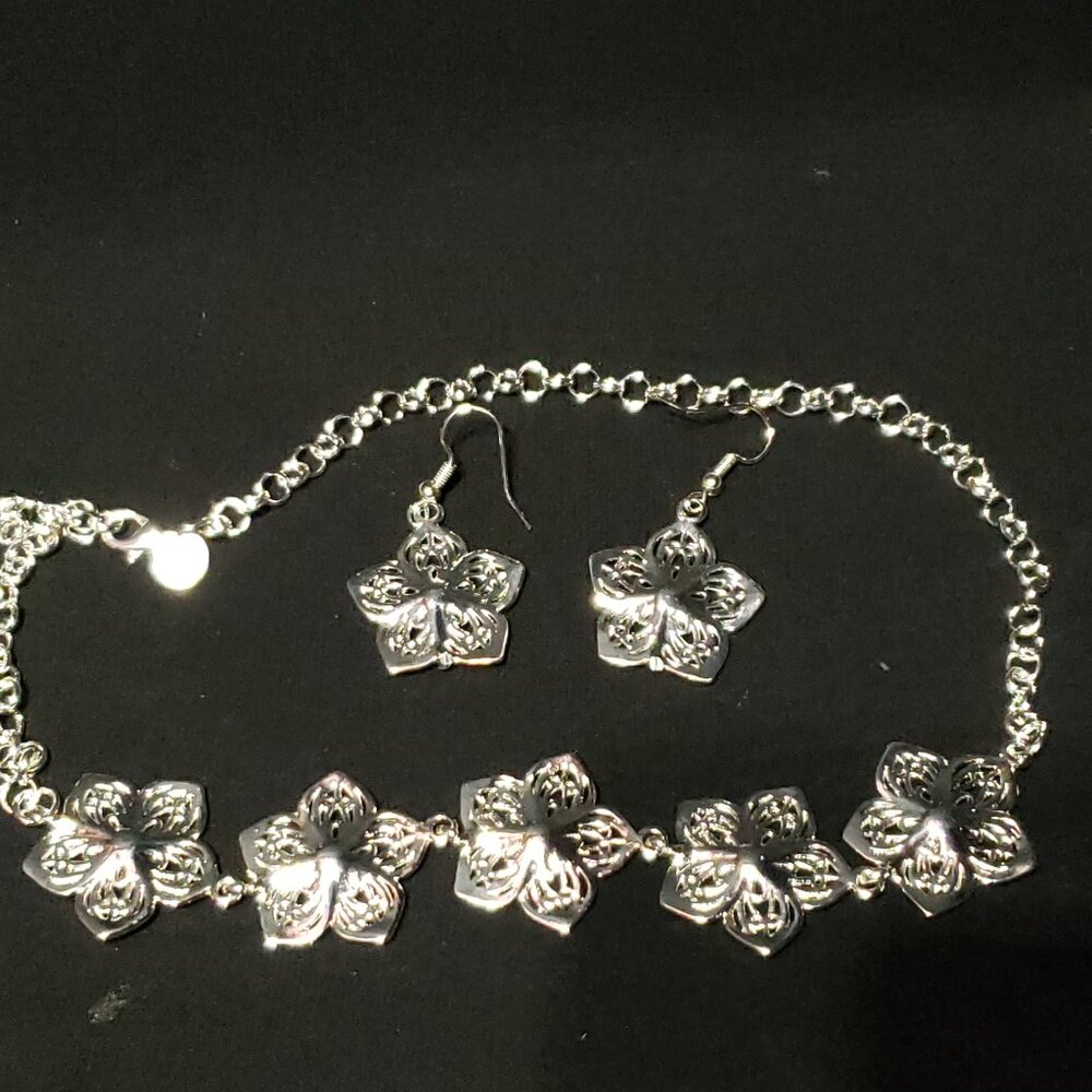 Source Unknown Silver Floral Necklace - Picture 2 of 4